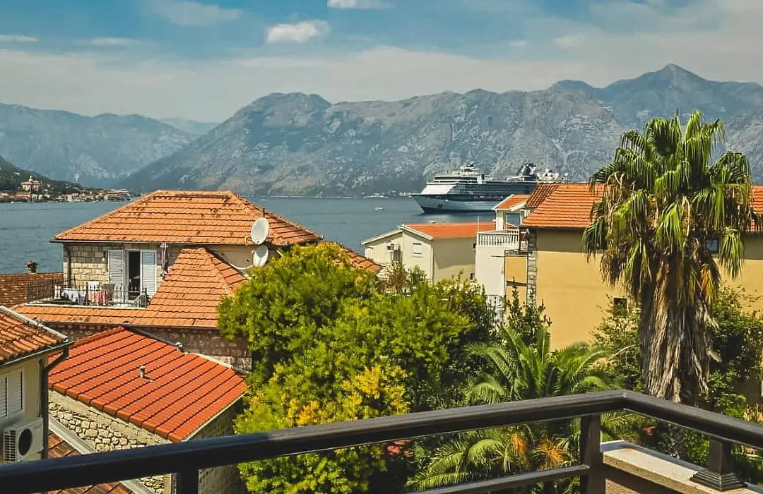 Lux Seaside Residence-1