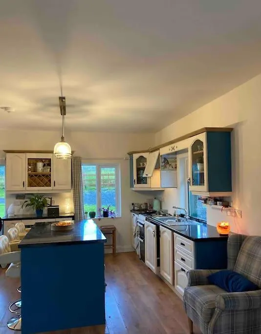 3 Bedroom Beautiful Cosy Cottage-1