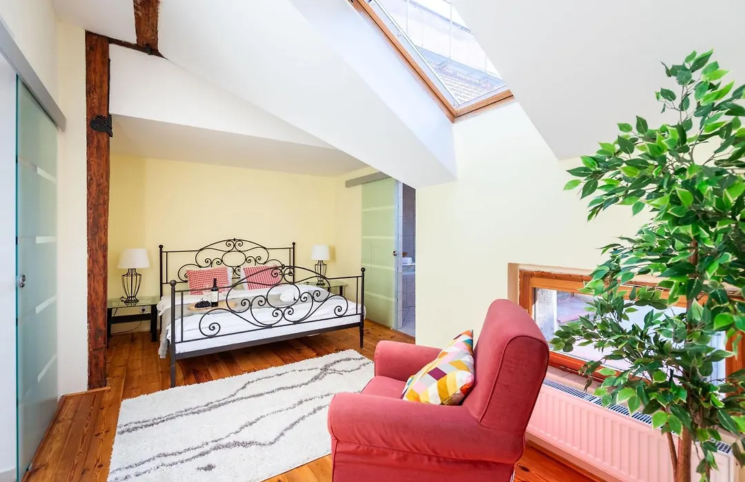 Stylish 2-Level Apartment Near The National Theatre-1