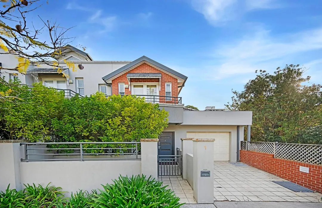 Family 3Br 2-Level Home At Central Chatswood-1
