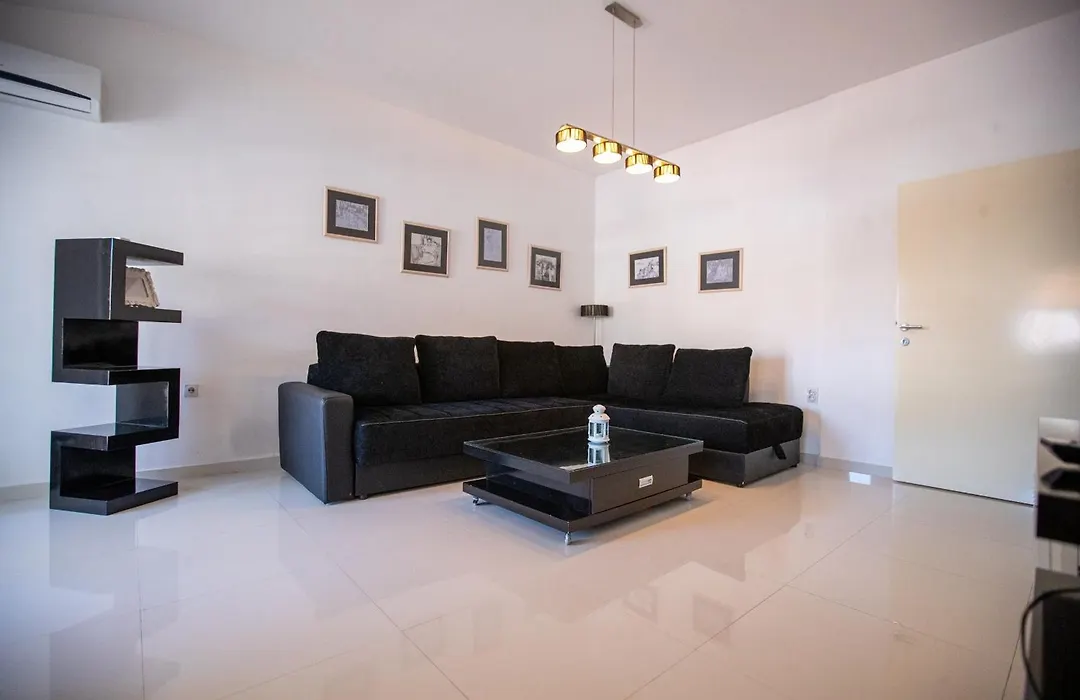 Lake View Double Balcony City Center Apartment In Ohrid-1