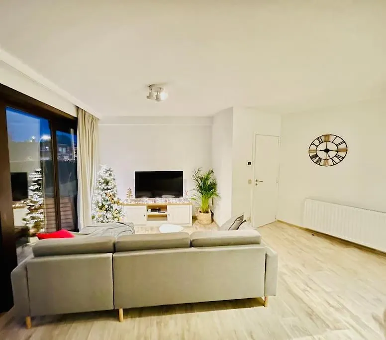 Crw Flat - Spacious Ground Floor Apartment With Garden-1