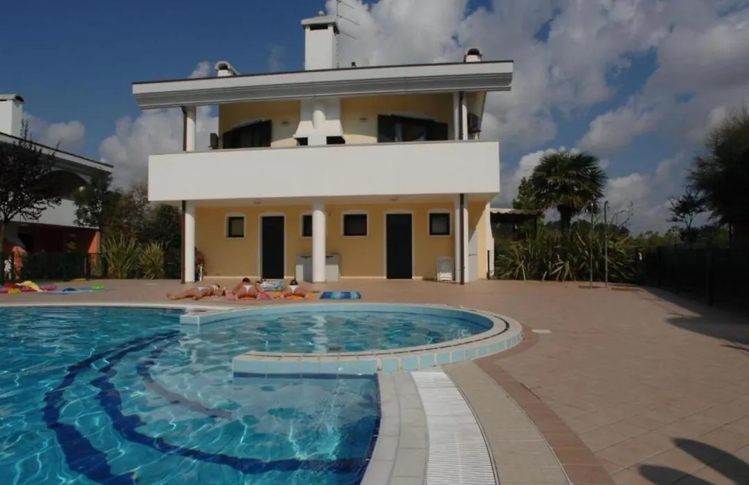 Amazing Flat With Terrace And Pool-1