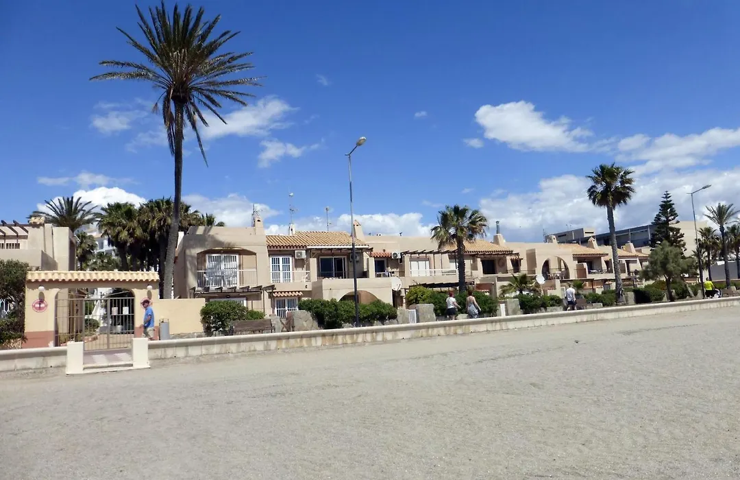 Lovely 2 Bedroom Apartment With Pool-1