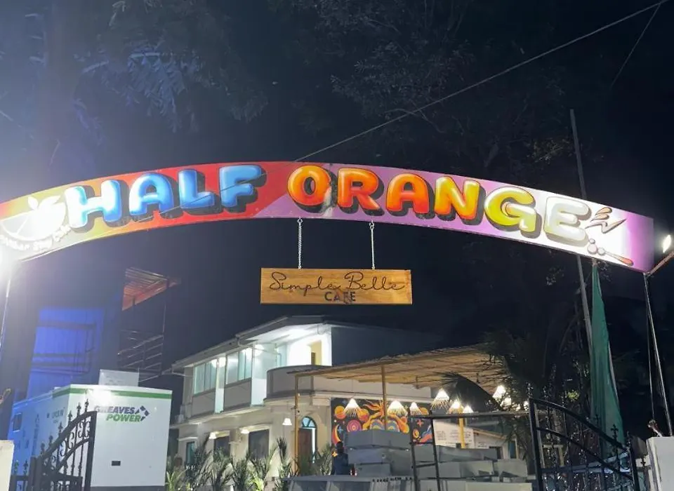 Half Orangee Party Stay With Free Swimming Pool, Free Game Room, Free Parking Next To Vagator Beach-Near To Chapora Fort-Near To Hill Top-1
