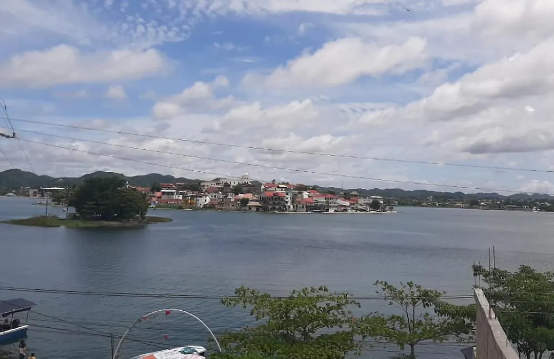 Casa Zoila Hospedaje Frente Al Lago Lakefront Lodging-1