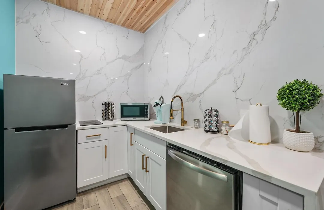 Modern Studio Retreat with King Bed, Full Kitchen&Free Park-1