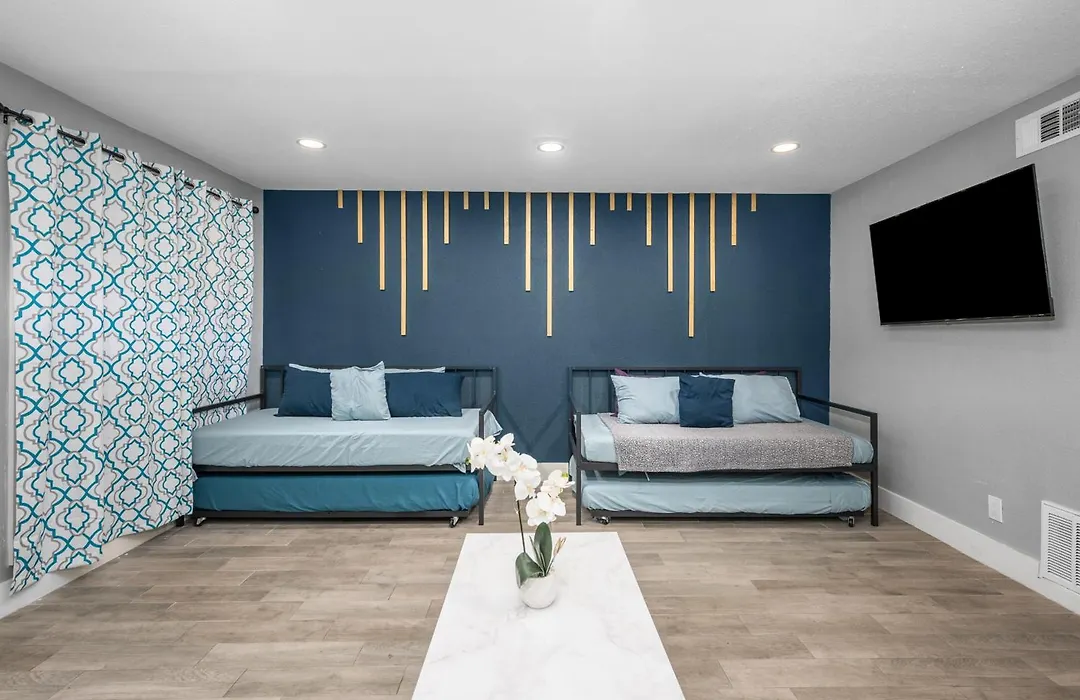 Fully Equipped 1Br With King Bed, Pool & Free Parking-1