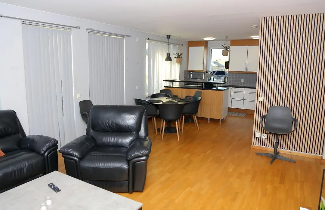 5-Bed-Rooms House With Jacuzzi, Free Parking, And 2 Toilets-Bath In Malmoe-1