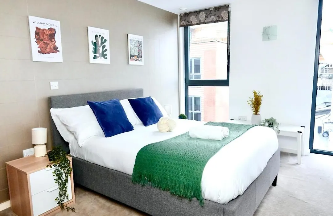 Elegant 2 Bed Flat In East London-1