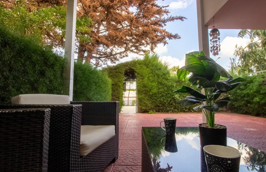 Large Veranda 2BR Walk to Beach-1