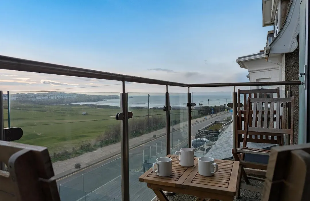 Modern Apartment By The Beach-1