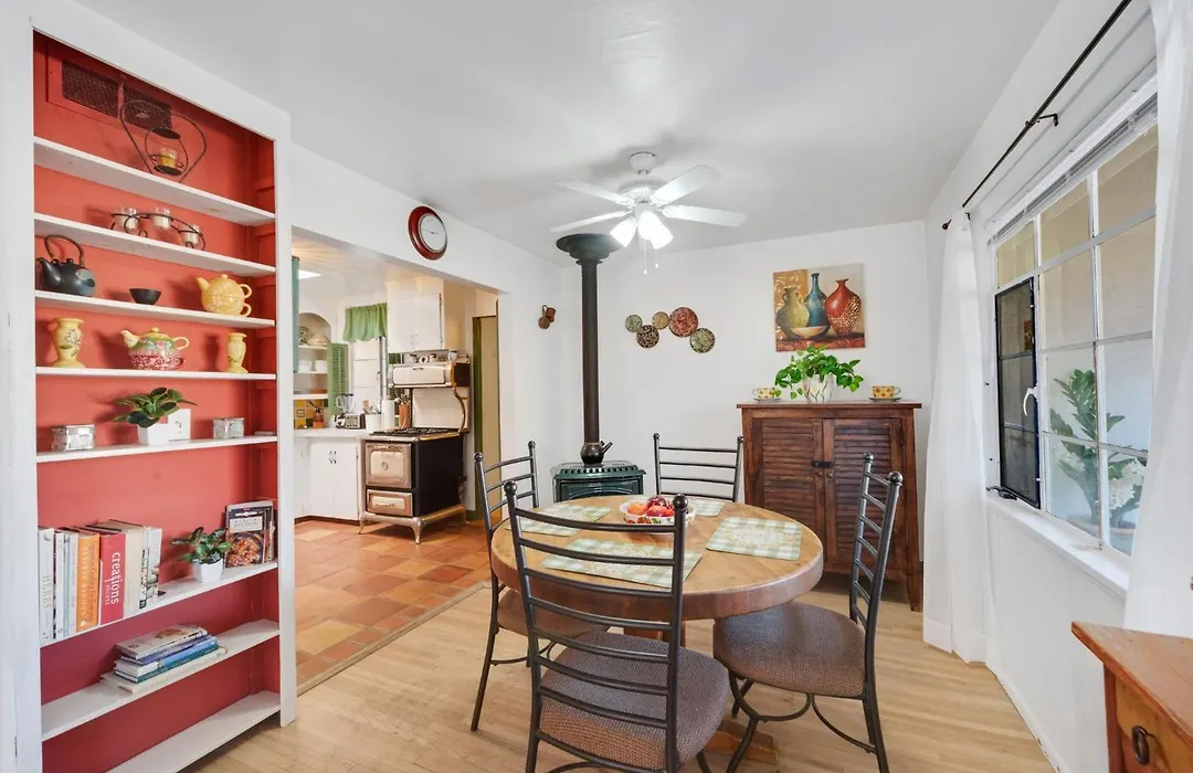 Famed Plaza Oasis 1 Mile Away, King Bed, Office, Foosball-1