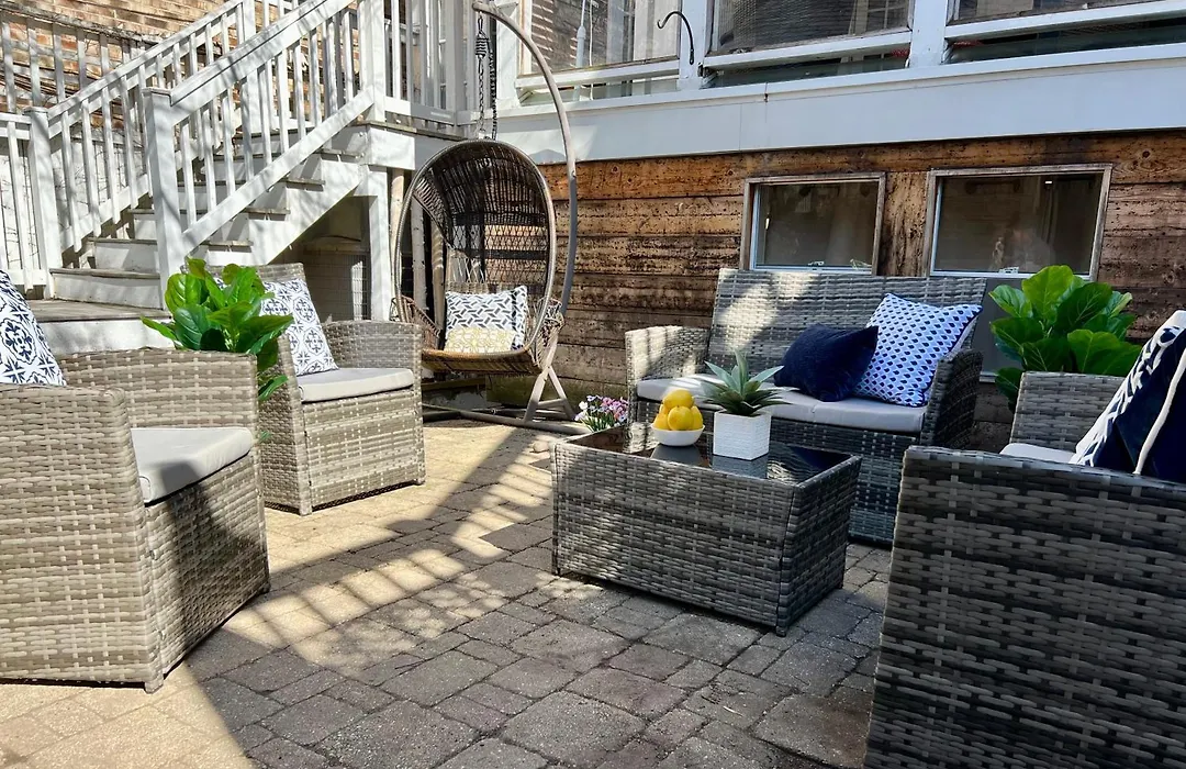 3 Bedroom Spacious Home In Ideal Location W Free Parking Back Yard Pets Welcome-1
