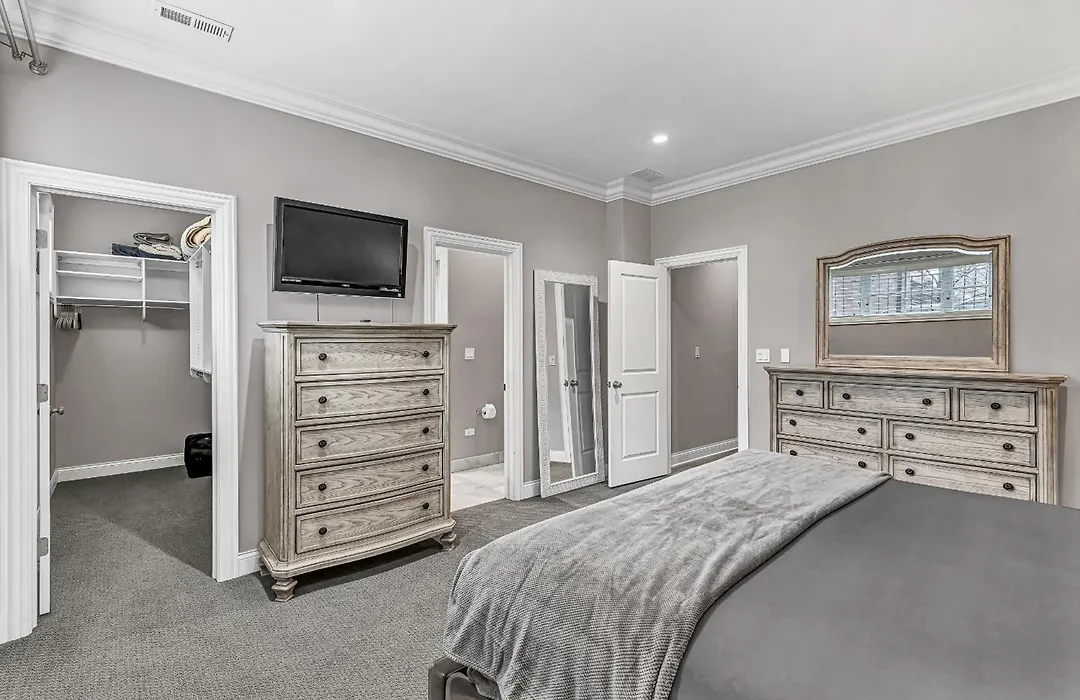 Elegant Condo-Steps From Wrigley Field, 32 Nights Condo-1