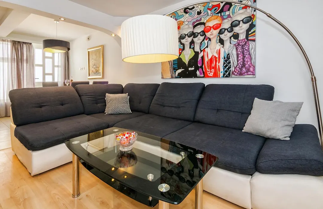 Relaxing 2Bd Apartment, Ground Floor - Walk To Old Town-1