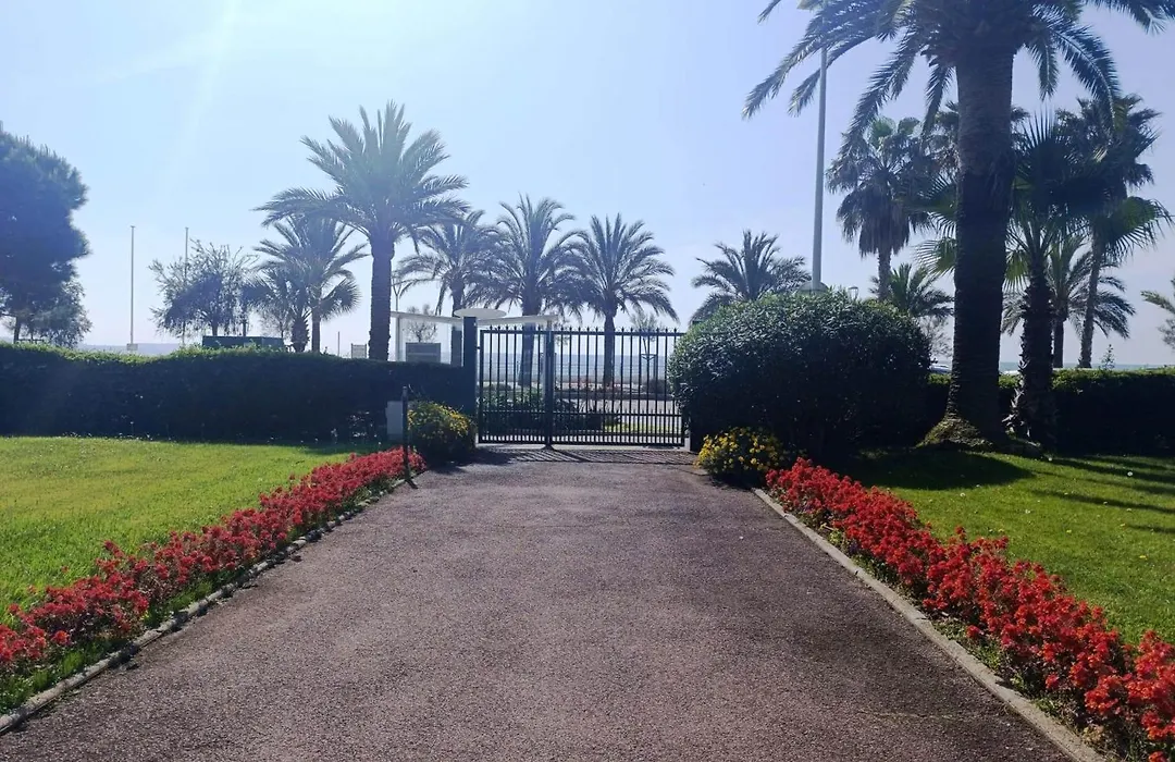 Sea View Studio - Beachfront Living In Cannes, Boulevard Du Midi - Studio Vue Mer, Face A La Plage, Les Pieds Dans L'Eau, Parking-1