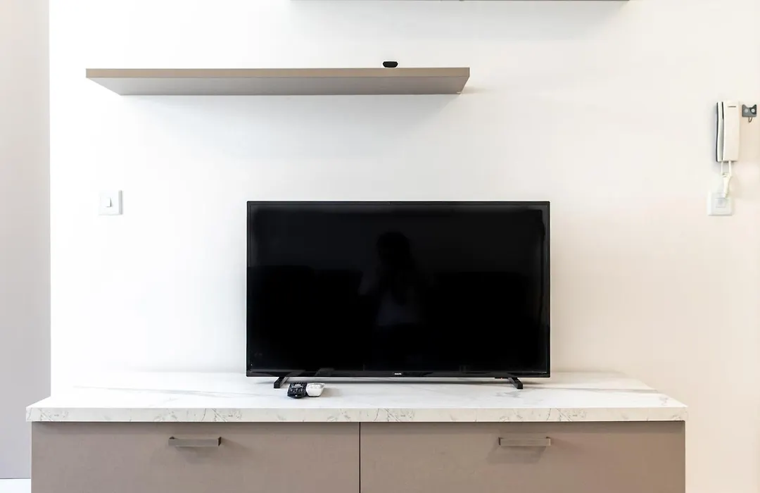 Spacious & Bright Apartment In Sliema Near Shops And Sea-1