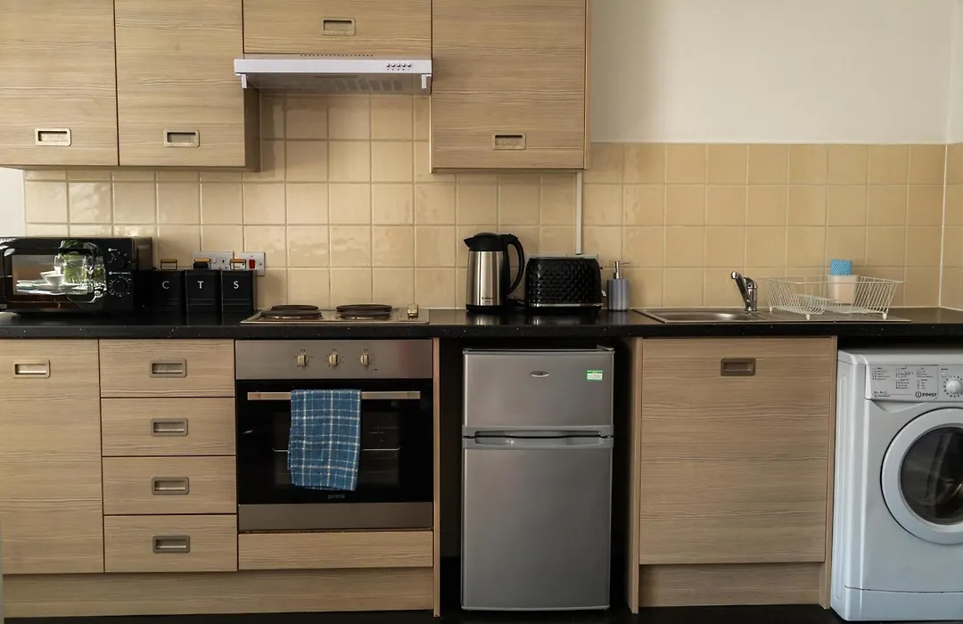 Chic Trafford Apartment, Private Underground Parking, Fast Wi-Fi, Self Check-In Anytime, 5 Mins To Old Trafford Stadium-1