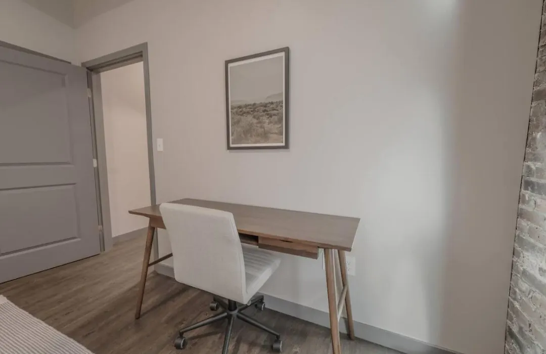 Charming 1 Bedroom Apt Laundry In Unit-1