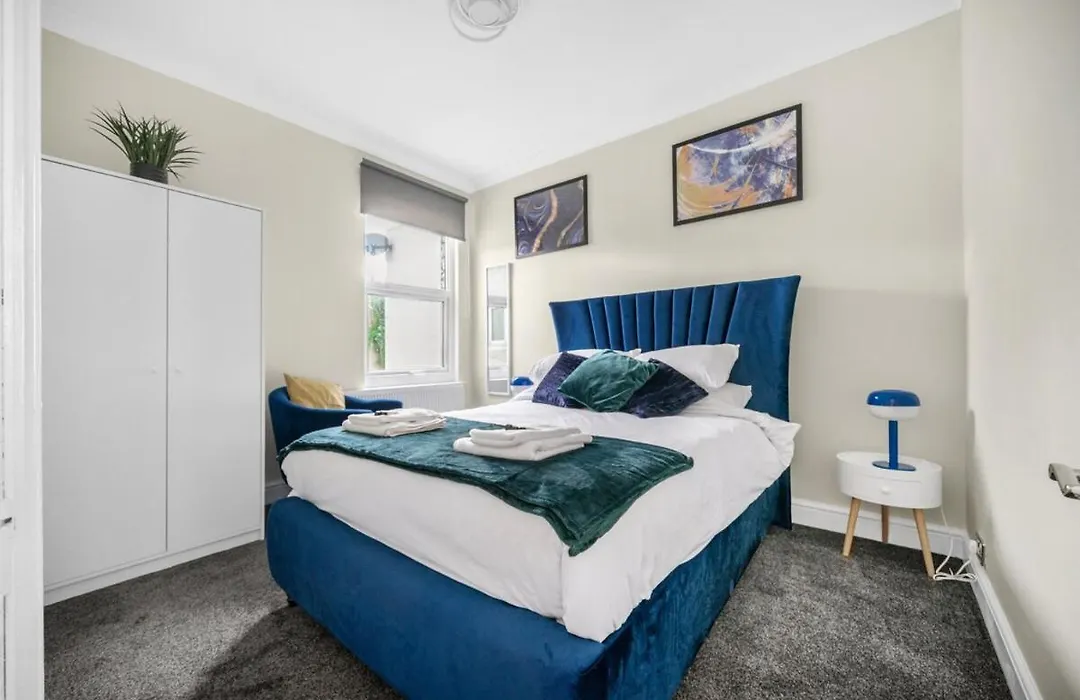 Centrally Located Flat By Golden Service Accommodation Short Term Rental Forest Gate-1