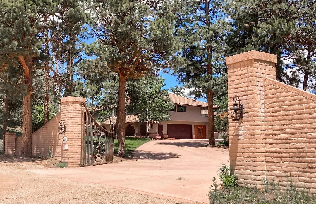 Poolhouse In The Pines-1