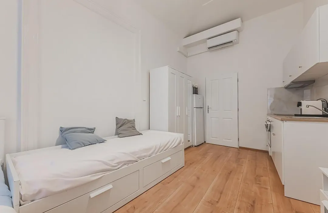 Walk To Old Town Flat, Kitchen, New Bathroom-1
