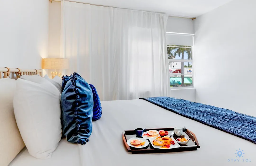 Spacious Apt 2 Blocks To Beach And Collins Park-1