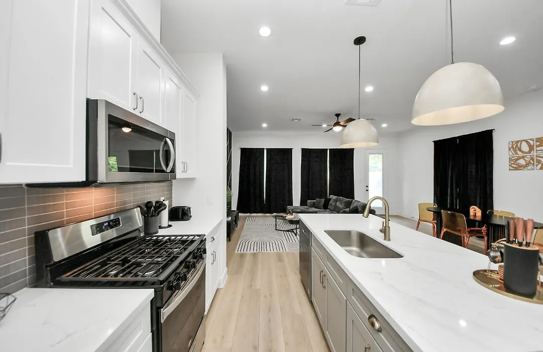 Stylish & Cozy Mins To Downtown With Backyard-1