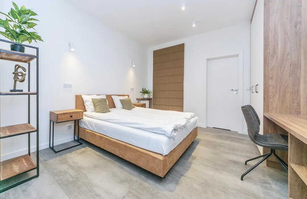 Deluxe Apartment On Granary Island With Parking - Granaria I & By Noclegi Renters-1