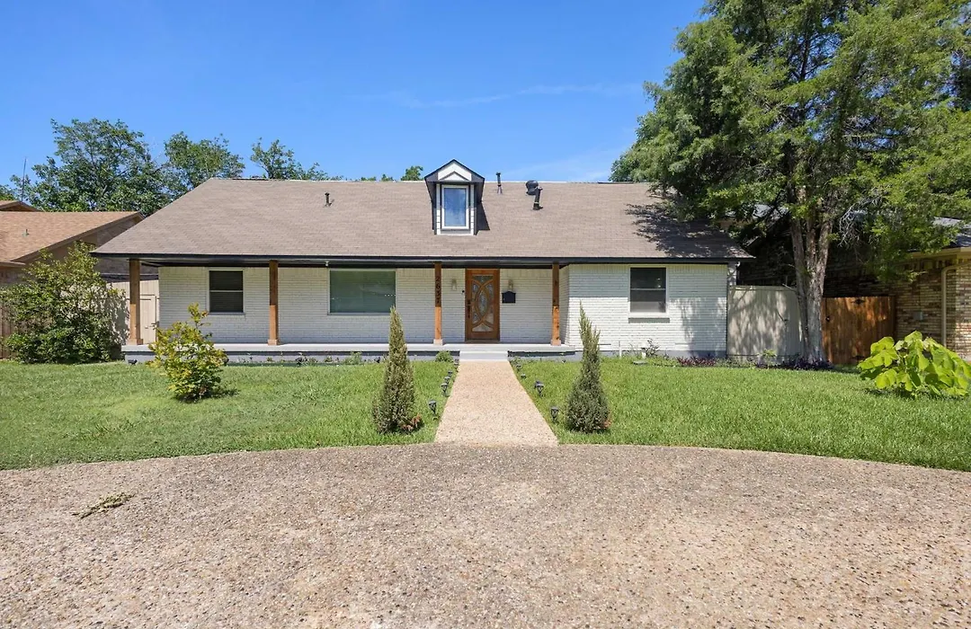 Family Paradise Playhouse Includes Pool And Gameroom-1