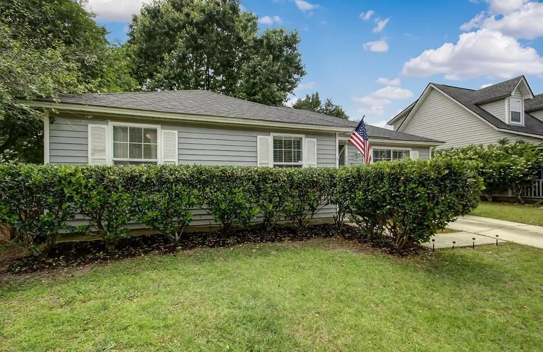Covered Patio, Yard & Grill Near Historic District-1