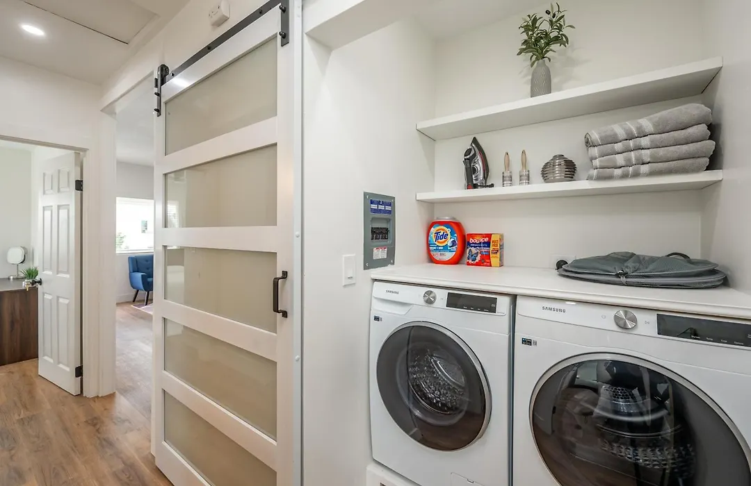 2Br Bungalow Parking Wd Near Downtown-1