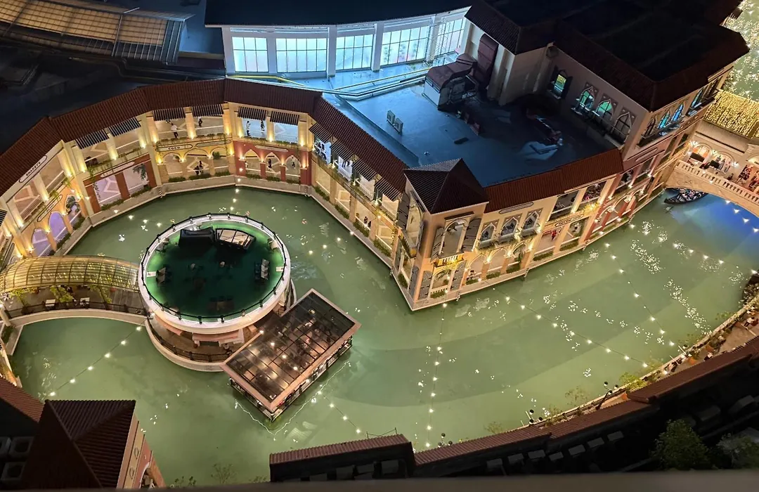 Chic Stay At Venice Grand Canal Mall View-1