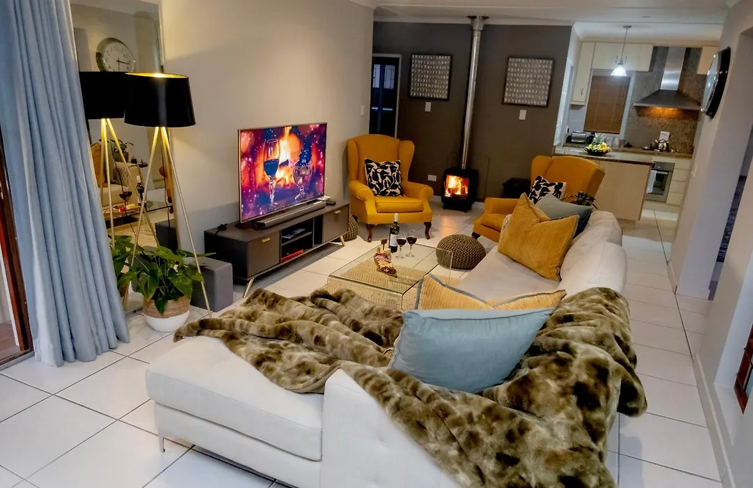 Fluke Tide - Stylish Knysna Home With Pool & Views-1