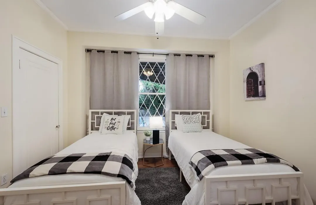 438M- 3 Bedroom Apt With Free Parking On Premises And Coffee-1