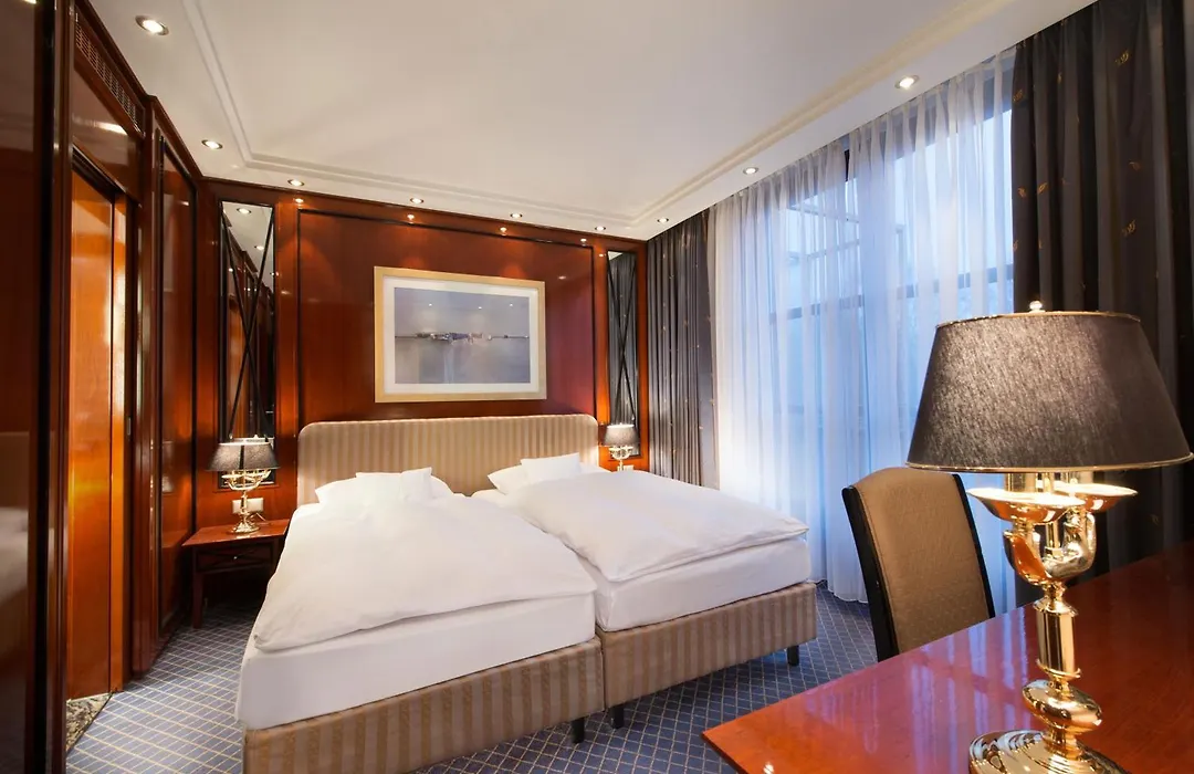 Maritim Hotel Am Schlossgarten-1