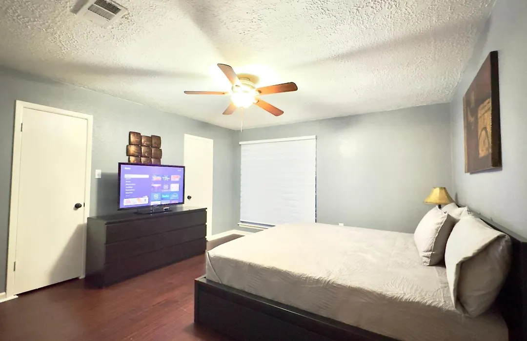 Spacious Home Sleeps 12 World Cup Ready-1