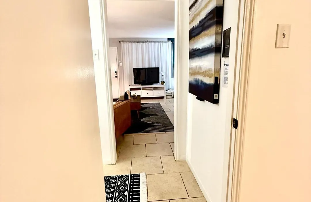 Pristine Full Sized Montrose Apartment Half Block To Menil Museum-1