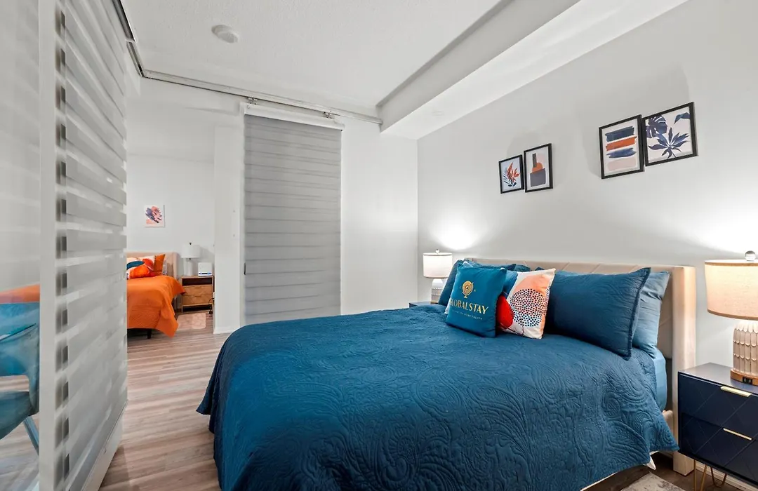 Superior 1Bd & Den Apartment With Balcony-1