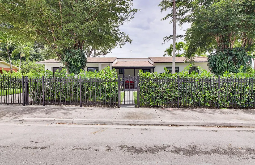 5 Mi To Beach: Group Getaway W/ Yard In Miami-1