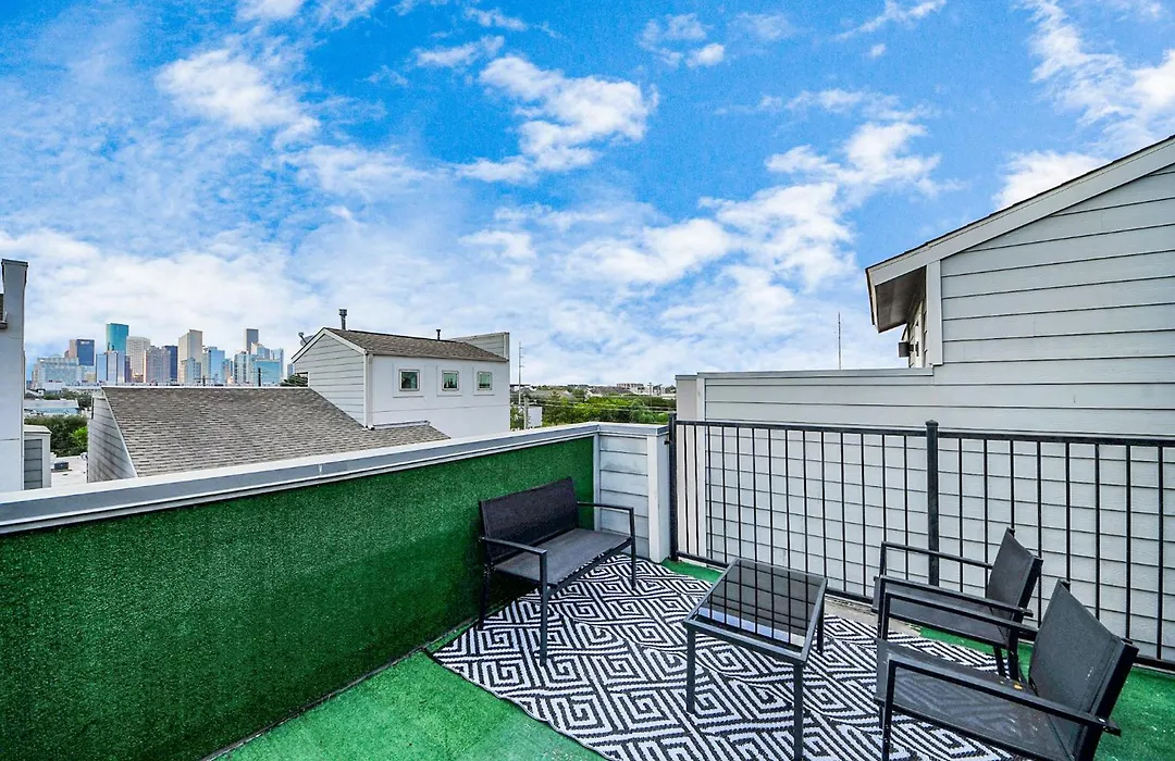 Amazing Rooftop! Downtown Skyline Views!!! Sleeps 15-1