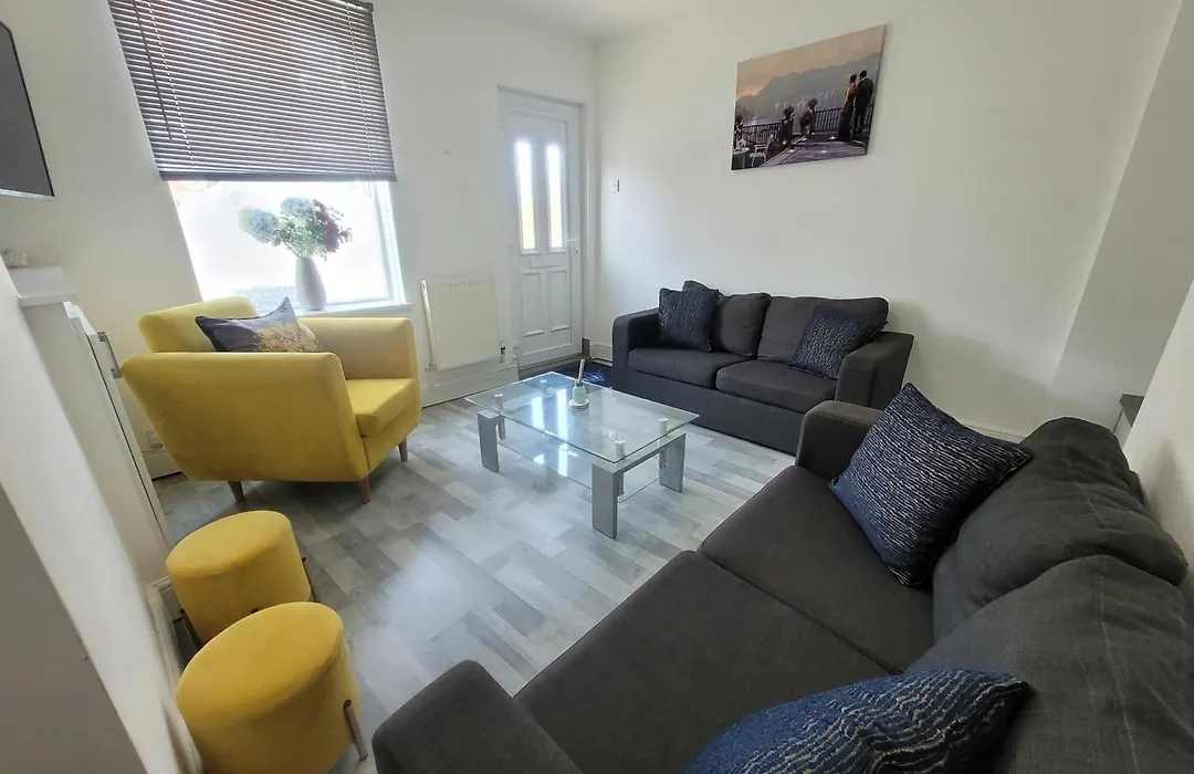 Ipswich 2-Bed Home Near Marina & Town - Free Parking-1