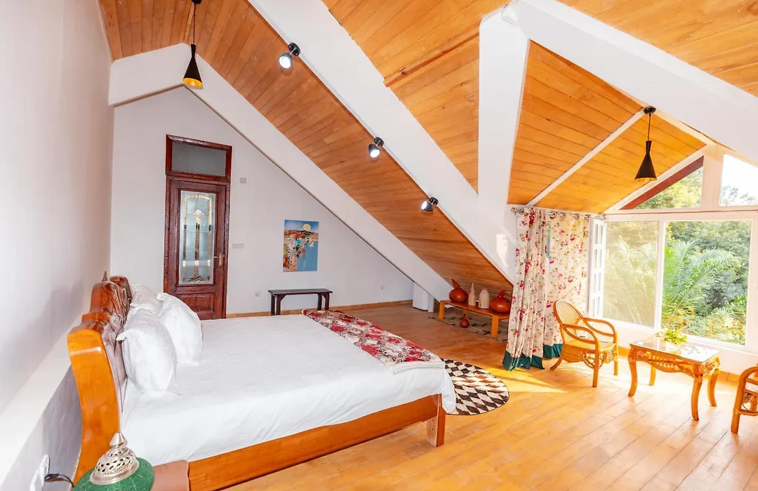 Chez Drocella Eglantine Lodge-1