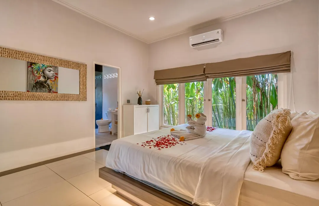 Spacious Villa With Pool & Garden - Central Location-1