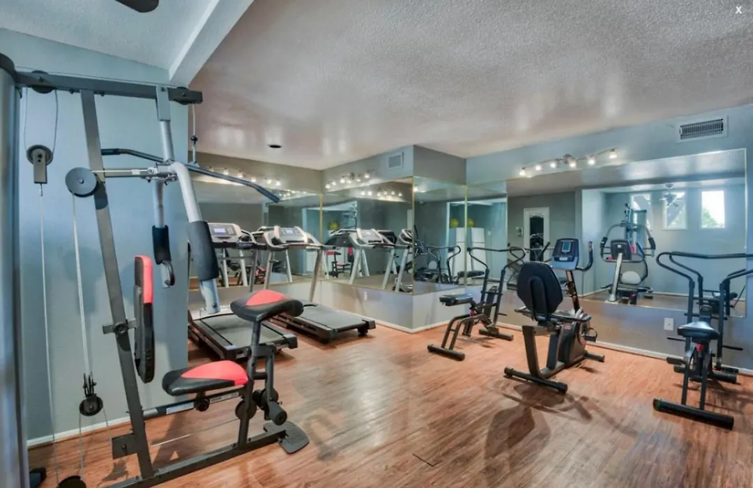 Bright And Spacious Townhome Near Parks And Dining-1