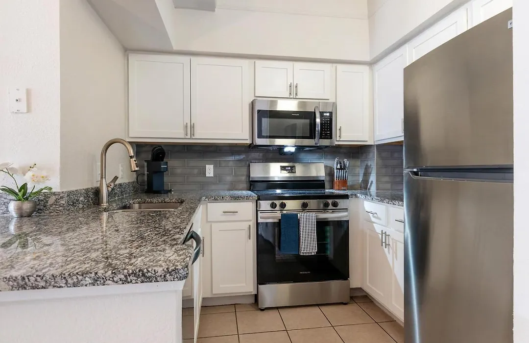 Landing Beautiful 1Bd Pool Gym-1