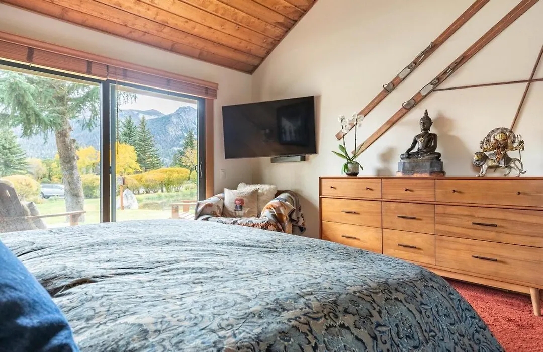 Scenic Views Hot Tub Ski Shuttle Pet Friendly-1