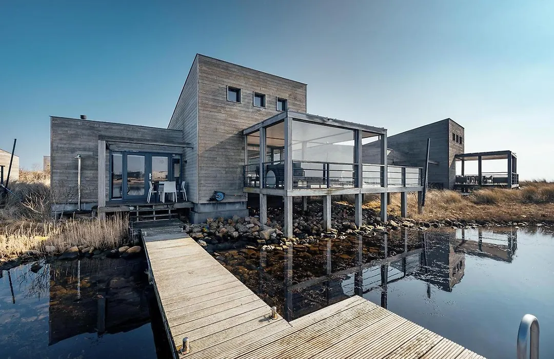 Villa 5 – The Hideaway | Wellnessvilla am Wasser mit Sauna und Jacuzzi-1