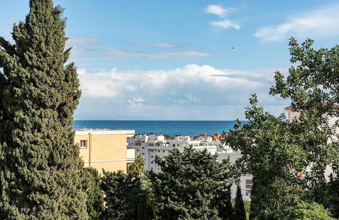 Perfect Location! Walk A Few Minutes To Restaurants, Lovely Beach, Town, Train And Bus-1